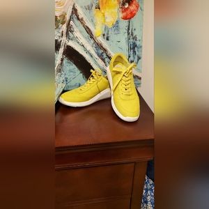 Kennet Cole Women Yellow Athletic Shoes Lightweight, Size 6.5 Very Good Conditio